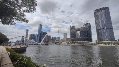 Brisbane- Wolkenkratzer mit Badelagune